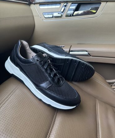 Кросівки чоловічі з сіткою чорні Adrian