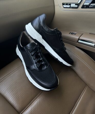 Кросівки чоловічі з сіткою чорні Adrian