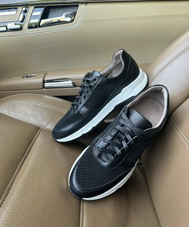 Кросівки чоловічі з сіткою чорні Adrian