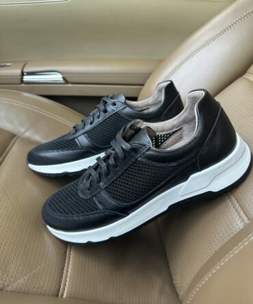 Кросівки чоловічі з сіткою чорні Adrian